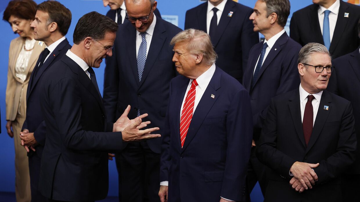 Президент Дональд Трамп беседует с генеральным секретарем НАТО Марком Рютте на саммите НАТО в Гааге 25 июня 2025 года