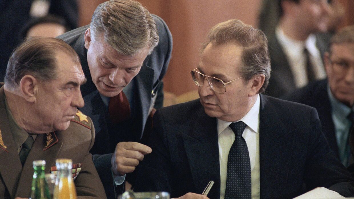 Министр обороны СССР Д.Т.Язов и министр иностранных дел СССР А.А.Бессмертных во время подписания протокола о прекращении действий военных соглашений