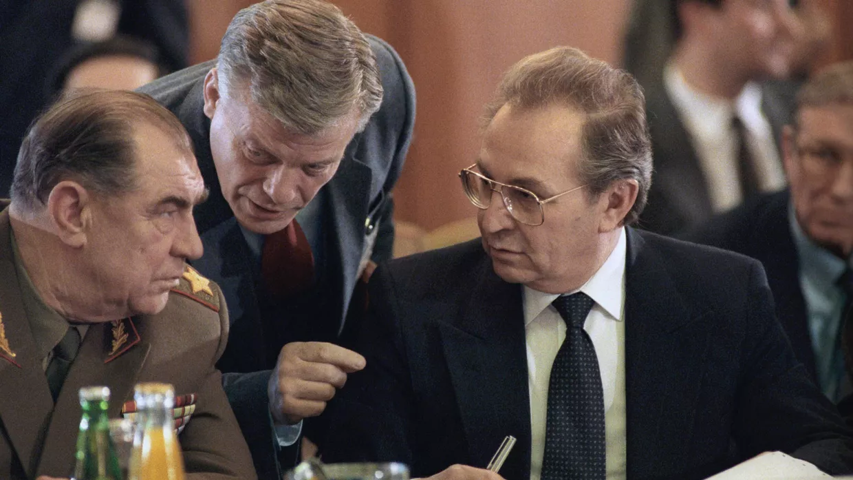 Министр обороны СССР Д.Т.Язов и министр иностранных дел СССР А.А.Бессмертных во время подписания протокола о прекращении действий военных соглашений