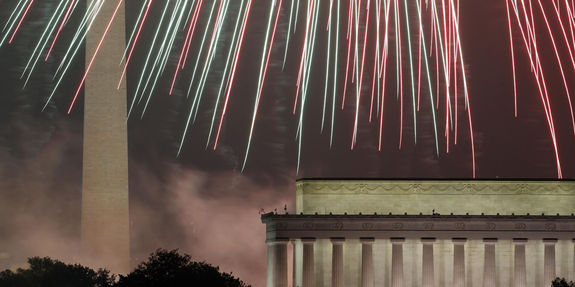 Фейерверк озаряет небо над монументом Вашингтона (слева) и мемориалом Линкольна в Вашингтоне 4 июля 2012 года - ИноСМИ, 1920, 04.07.2025