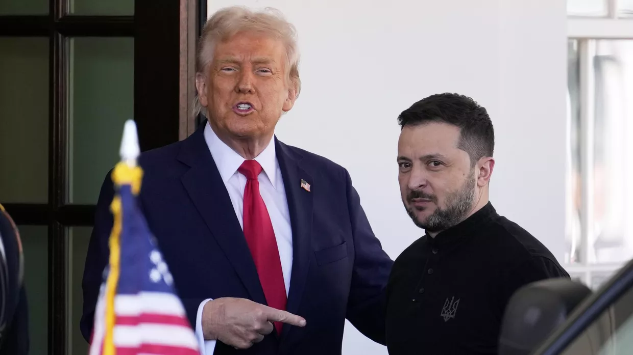 Президент Дональд Трамп приветствует Владимира Зеленского в Белом доме в Вашингтоне