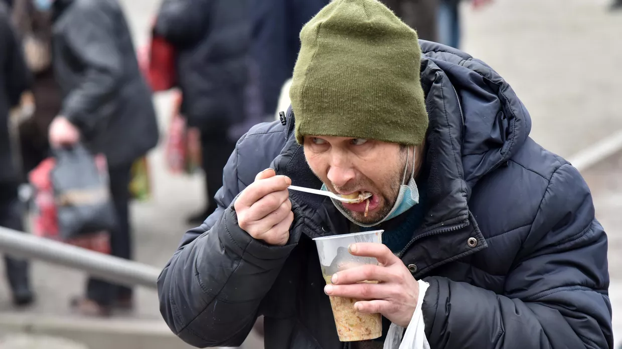 Раздача еды малоимущим на Украине