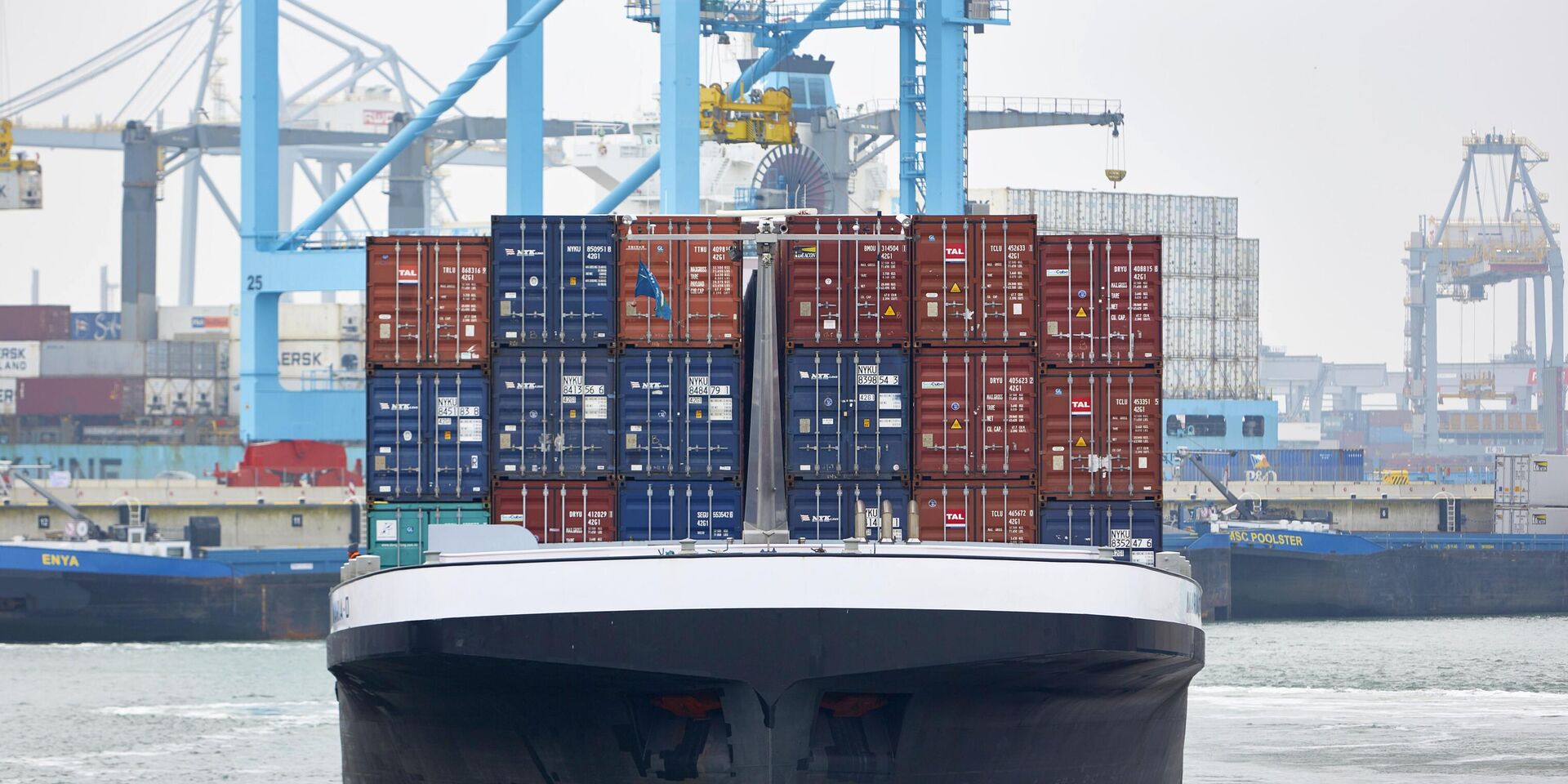 Судно, перевозящее морские контейнеры, маневрирует в порту Роттердама, крупнейшем порту Европы, - ИноСМИ, 1920, 08.07.2025