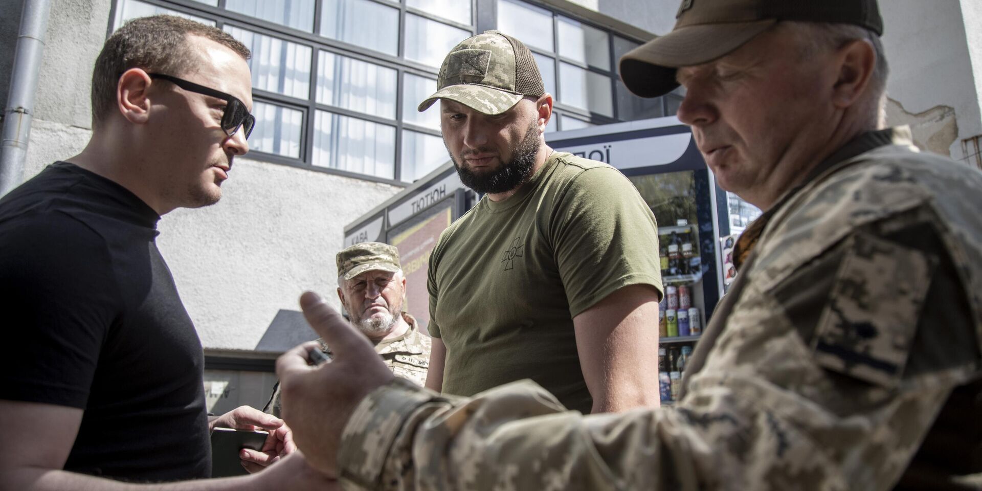 Сотрудники Харьковского ТЦК проверяют документы гражданских лиц во время патрулирования улиц , чтобы найти мужчин призывного возраста - ИноСМИ, 1920, 09.07.2025