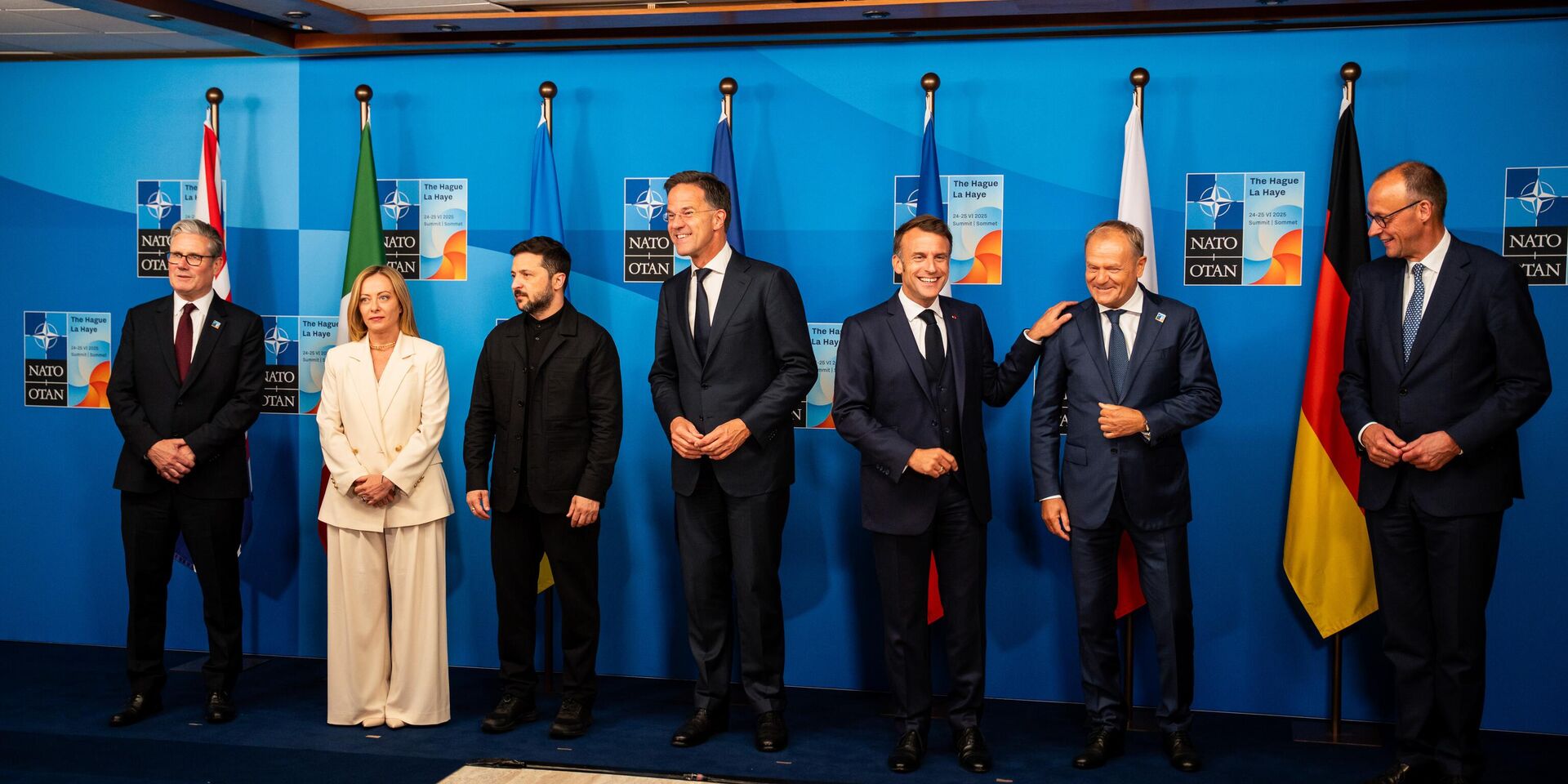 Кир Стармер, премьер-министр Великобритании, Джорджия Мелони, премьер-министр Италии, Владимир Зеленский, Марк Рютте, генеральный секретарь НАТО, Эммануэль Макрон, президент Франции, Дональд Туск, премьер-министр Польши и канцлер Германии Фридрих Мерц позируют во время встречи на саммите НАТО 24 июня 2025 года в Гааге, Нидерланды. - ИноСМИ, 1920, 10.07.2025