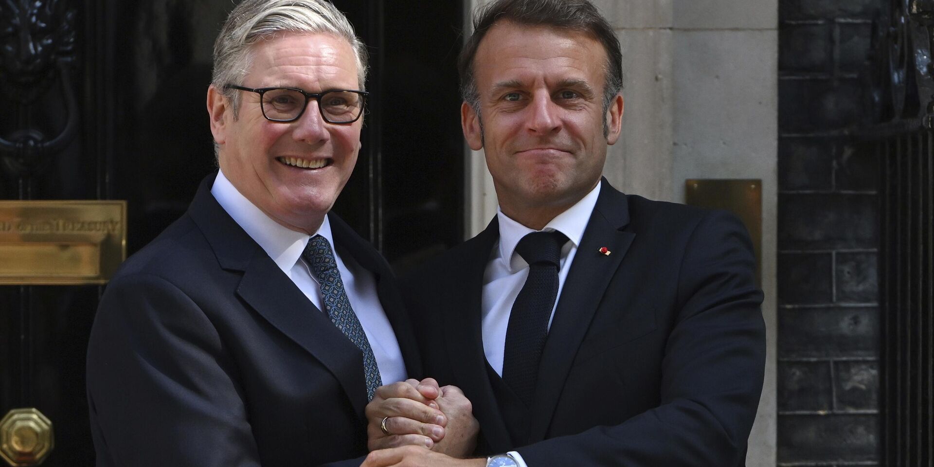 Президент Франции Эммануэль Макрон и премьер-министр Великобритании Кир Стармер на Даунинг-стрит, 10. Лондон, 10 июля 2025 год. - ИноСМИ, 1920, 14.07.2025