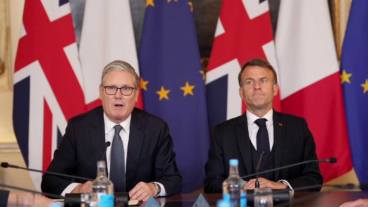 Президент Франции Эммануэль Макрон (справа) и премьер-министр Великобритании Кир Стармер на пленарном заседании саммита Великобритания - Франция на Даунинг-стрит, 10. Лондон, 10 июля 2025 года.