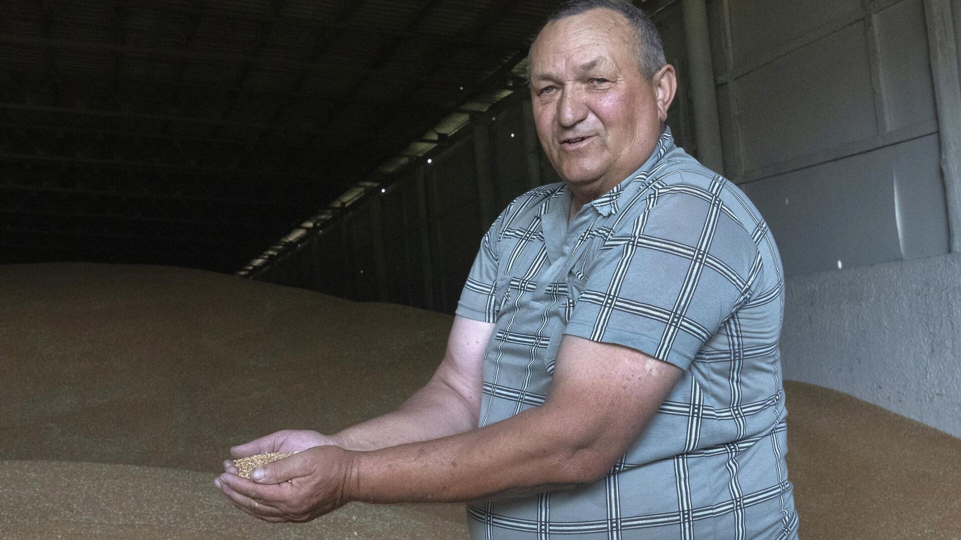 Виктор Цвик, владелец частной фермы, показывает пшеницу в зернохранилище в Журовке, Киевская область, Украина - ИноСМИ, 1920, 18.09.2025