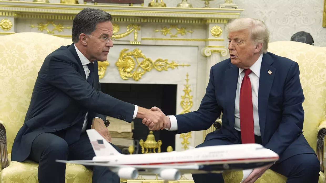 Президент Дональд Трамп на встрече с генеральным секретарем НАТО Марком Рютте в Белом доме объявил, что отправит оружие Украине через НАТО Президент Дональд Трамп на встрече с генеральным секретарем НАТО Марком Рютте в Белом доме объявил, что отправит оружие Украине через НАТО