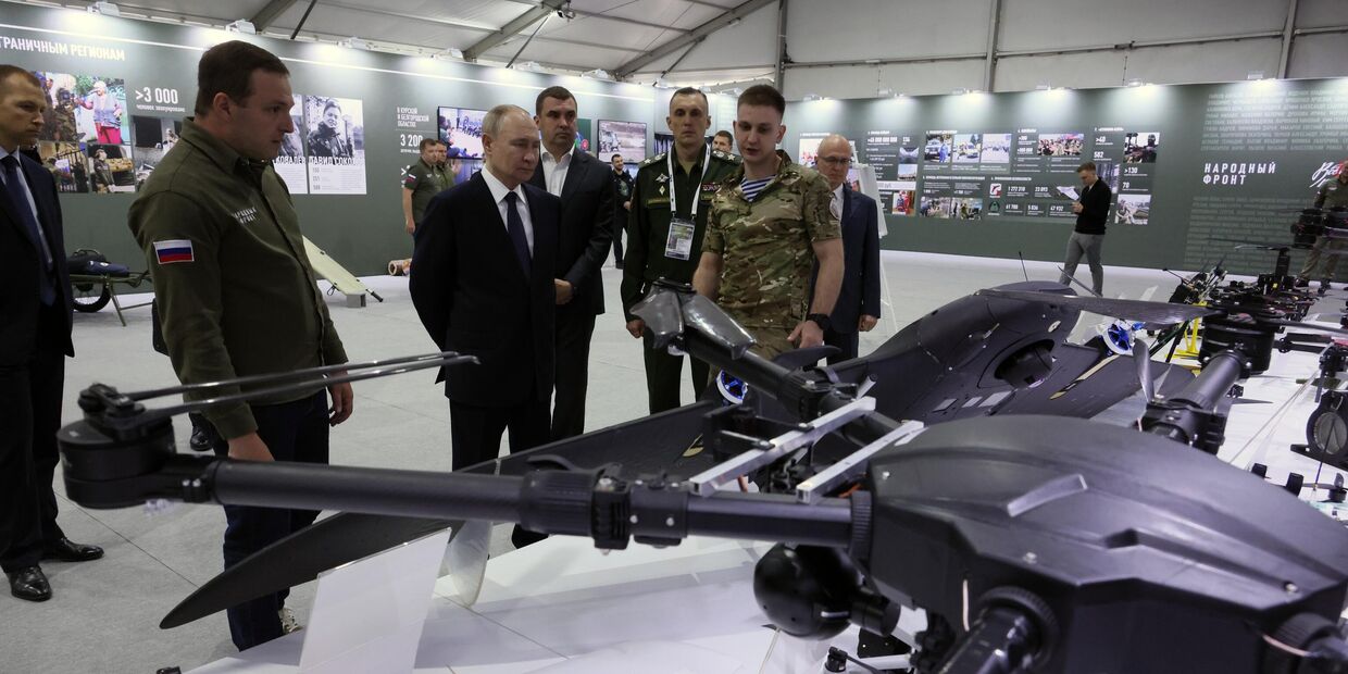 Президент Владимир Путин посетил 6 июля 2025 года выставку Всё для Победы!