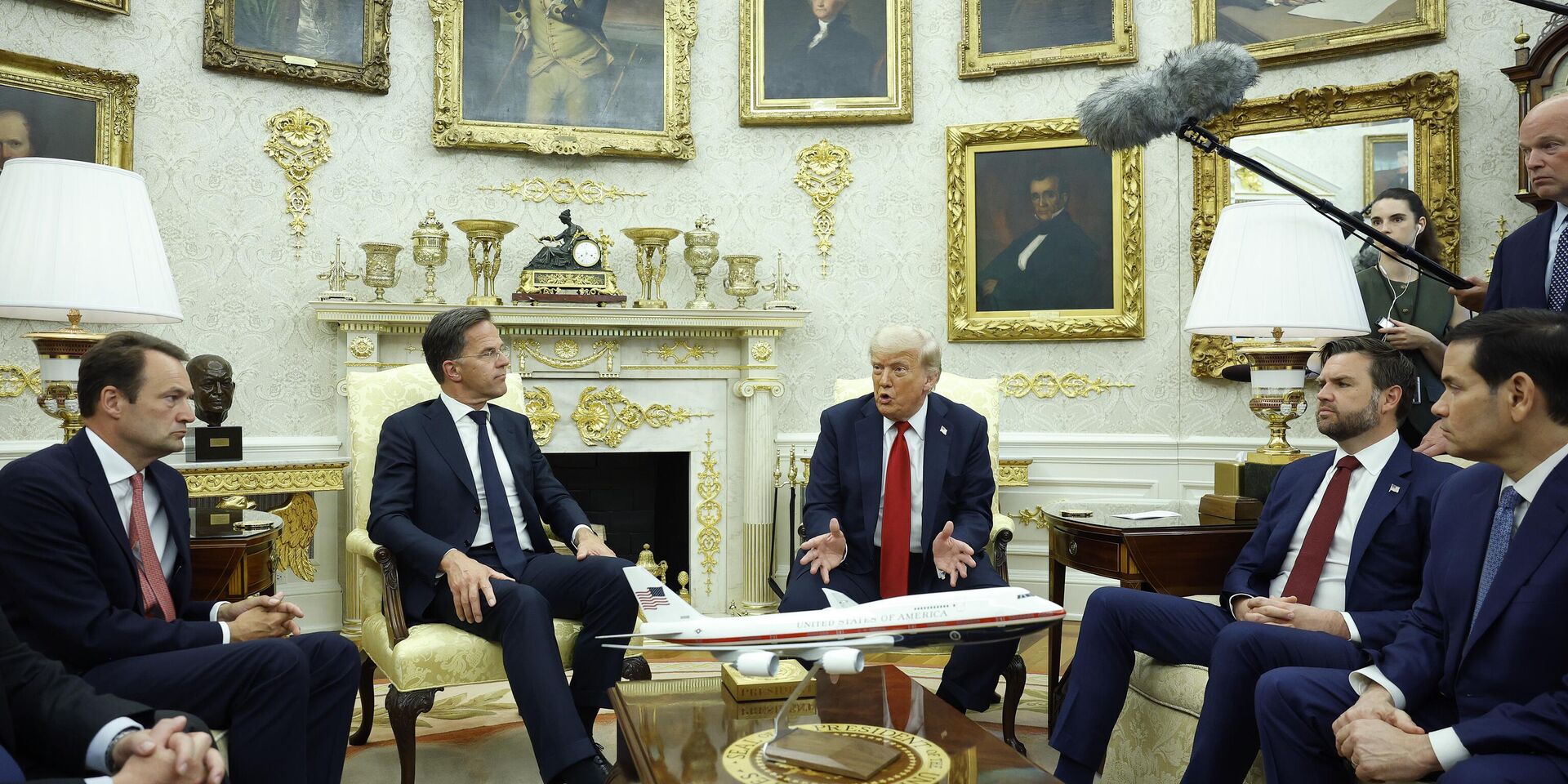 Президент США Дональд Трамп и Генеральный секретарь НАТО Марк Рютте во время встречи в Овальном кабинете Белого дома 14 июля 2025 года в Вашингтоне, США. - ИноСМИ, 1920, 16.07.2025