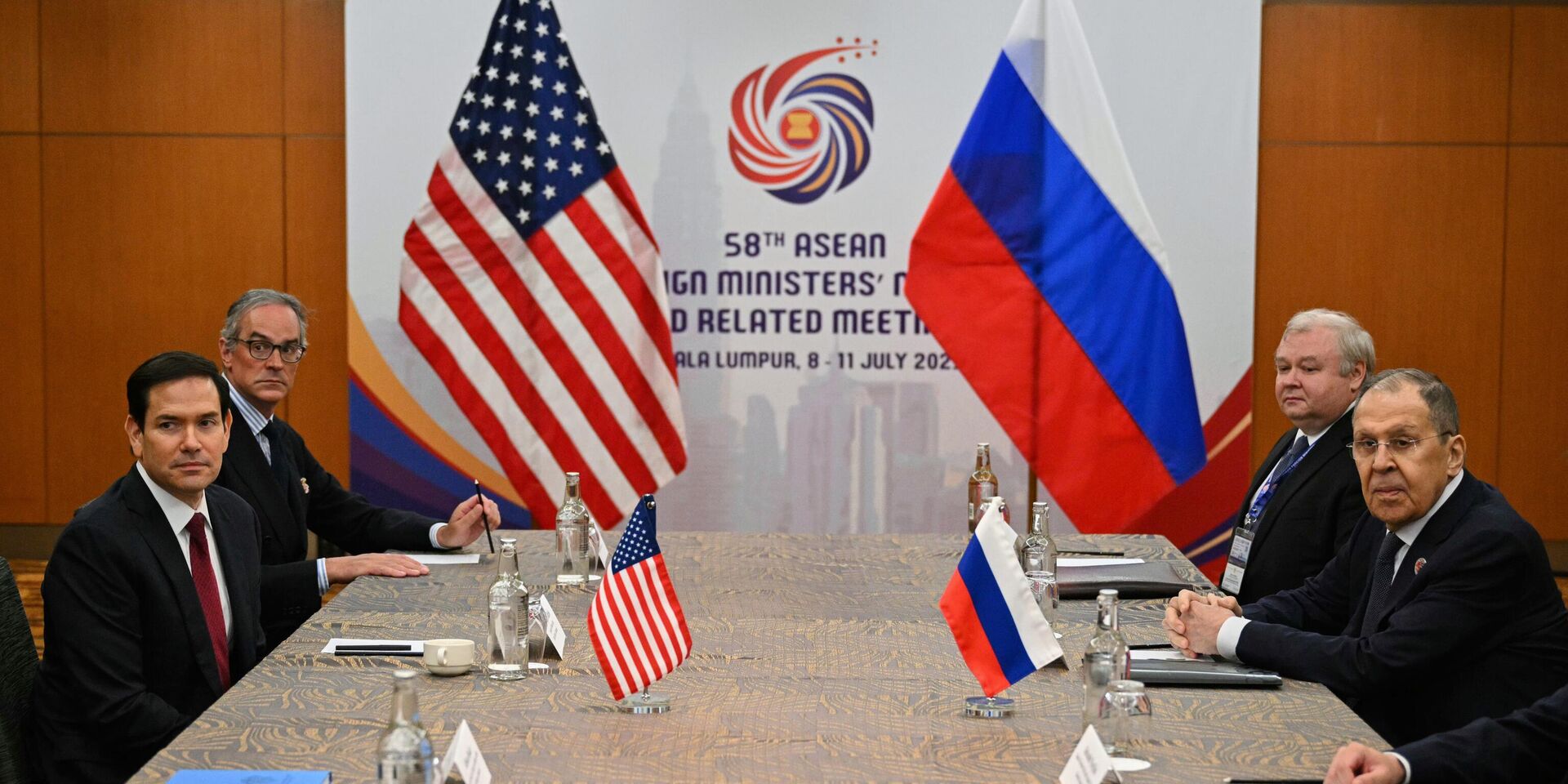 Министр иностранных дел России Сергей Лавров (справа) встречается с государственным секретарем США Марко Рубио (слева)  на полях встречи министров иностранных дел стран АСЕАН в Куала-Лумпуре 10 июля 2025 года.  - ИноСМИ, 1920, 17.07.2025