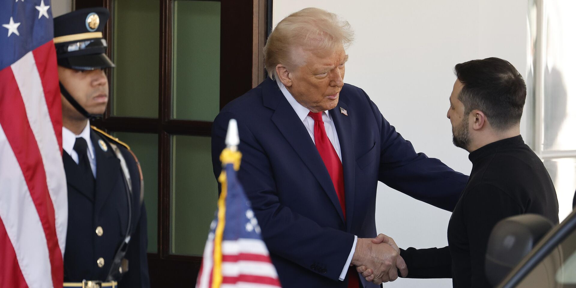 Президент США Дональд Трамп приветствует  Владимира Зеленского при входе в Белый дом 28 февраля 2025 года. - ИноСМИ, 1920, 17.07.2025