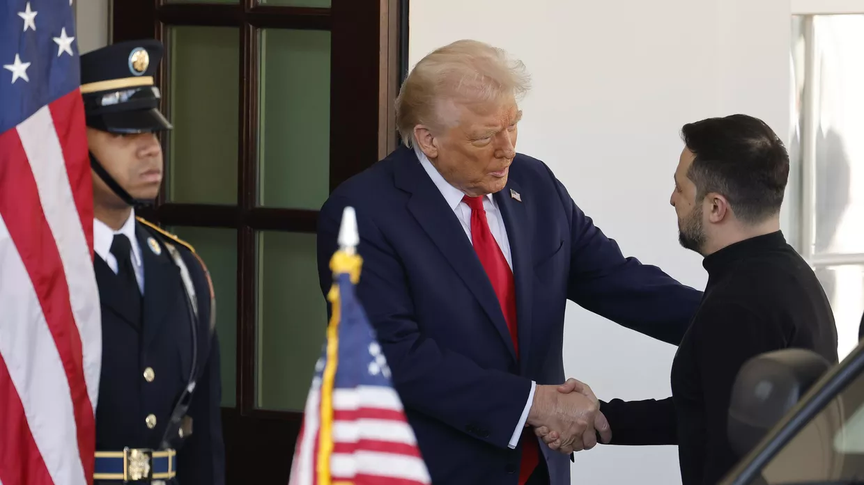 Президент США Дональд Трамп приветствует  Владимира Зеленского при входе в Белый дом 28 февраля 2025 года.