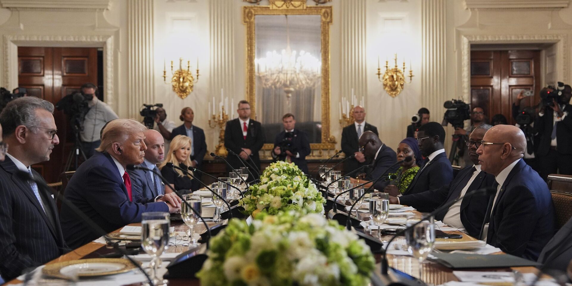 Президент Дональд Трамп во время обеда с лидерами пяти западноафриканских стран 9 июля 2025 года - ИноСМИ, 1920, 18.07.2025