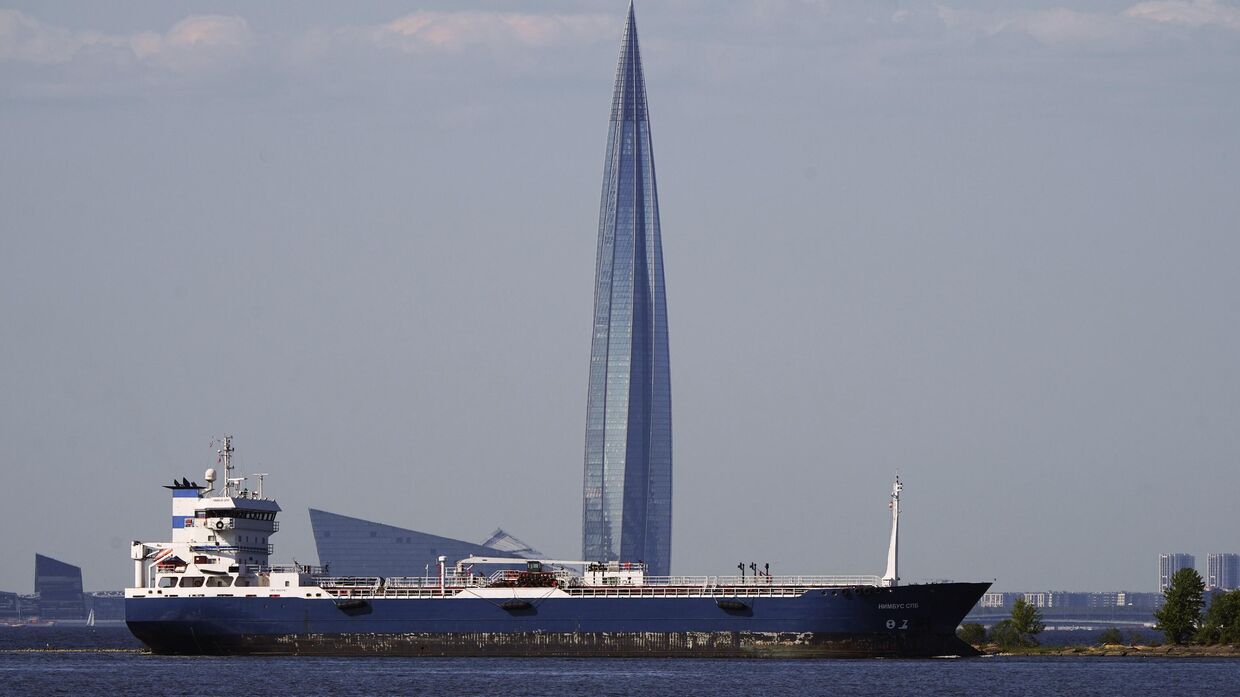 Танкер для перевозки нефтепродуктов Нимбус СПБ проплывает по Финскому заливу мимо небоскреба Лахта-центр, штаб-квартиры Газпрома в Санкт-Петербурге