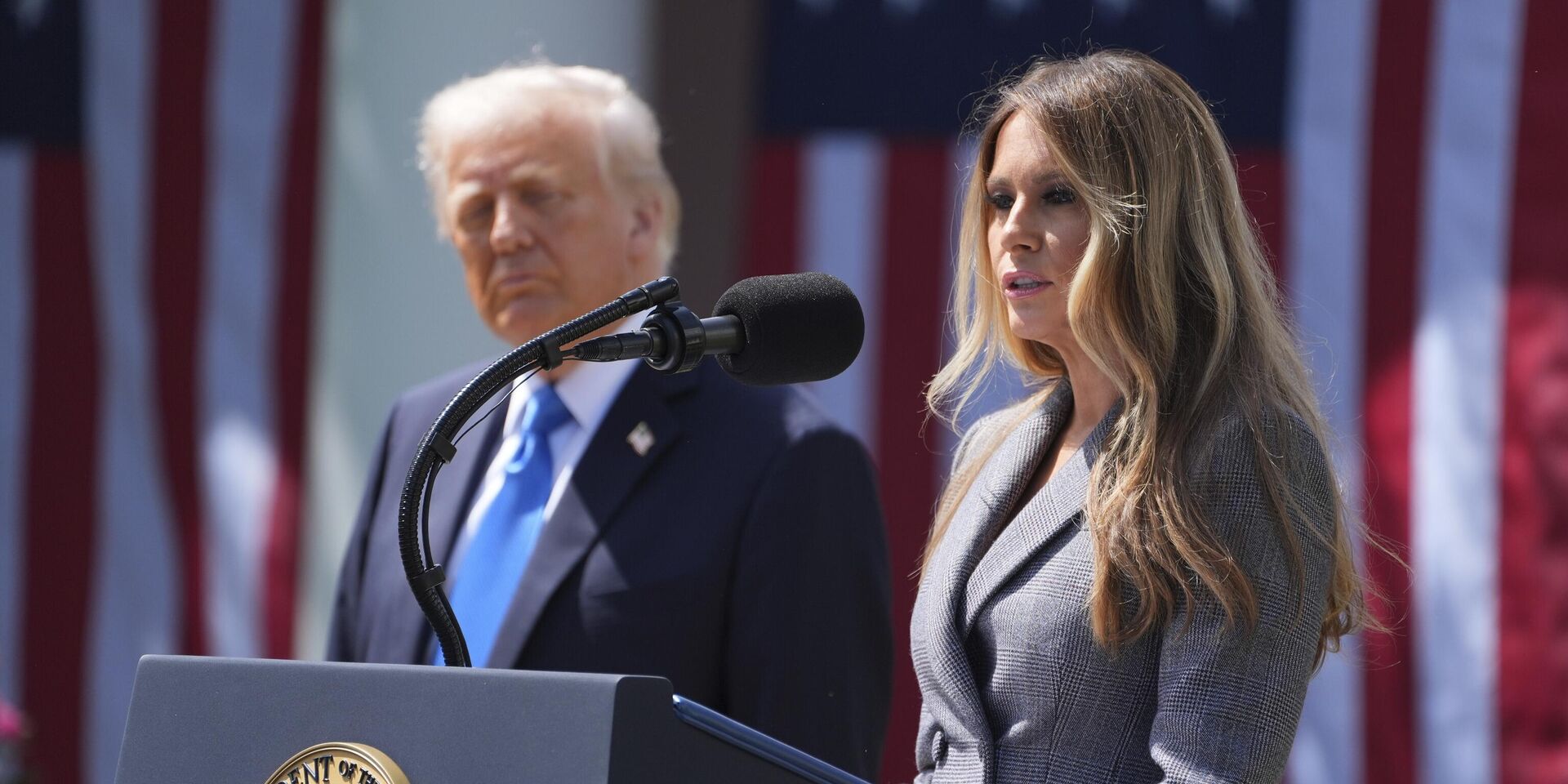 Первая леди Мелания Трамп выступает, а президент Дональд Трамп слушает ее во время церемонии подписания законопроекта в Розовом саду Белого дома - ИноСМИ, 1920, 22.07.2025