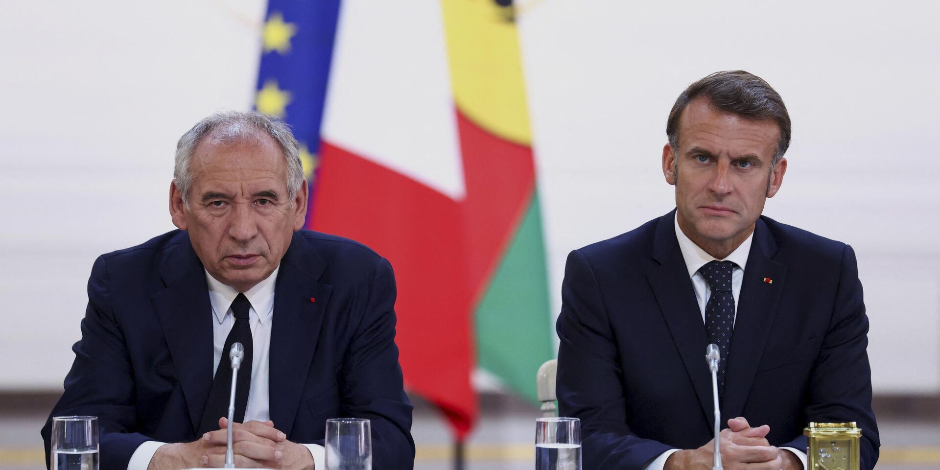 Президент Эммануэль Макрон и премьер-министр Франсуа Байру (слева) на встрече с избранными должностными лицами Новой Каледонии в Елисейском дворце в Париже - ИноСМИ, 1920, 09.09.2025