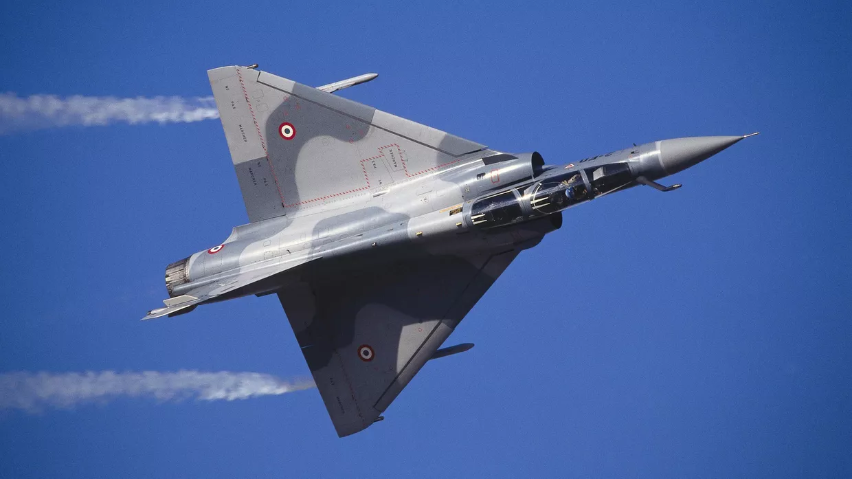 Самолет французских ВВС Dassault Mirage 2000 на Международном авиасалоне в Дубае в 1997 году.