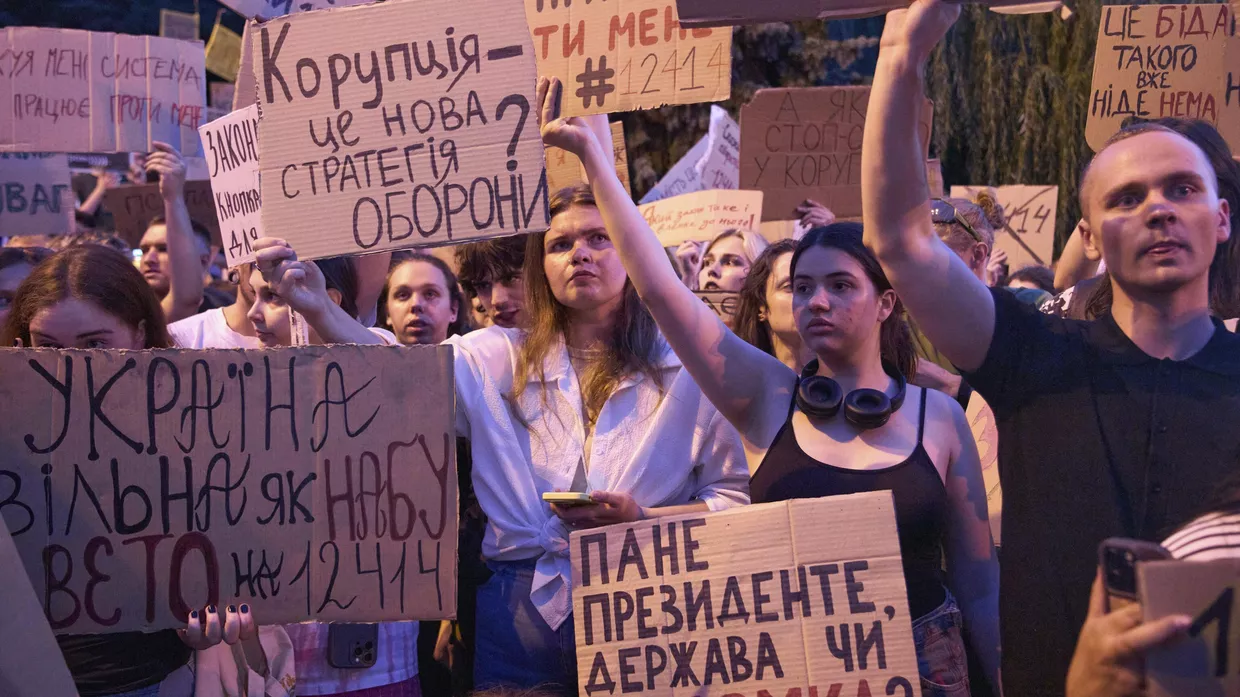 Акция протеста против закона, направленного против антикоррупционных учреждений, в центре Киева 23 июля 2025 года Акция протеста против закона, направленного против антикоррупционных учреждений, в центре Киева 23 июля 2025 года