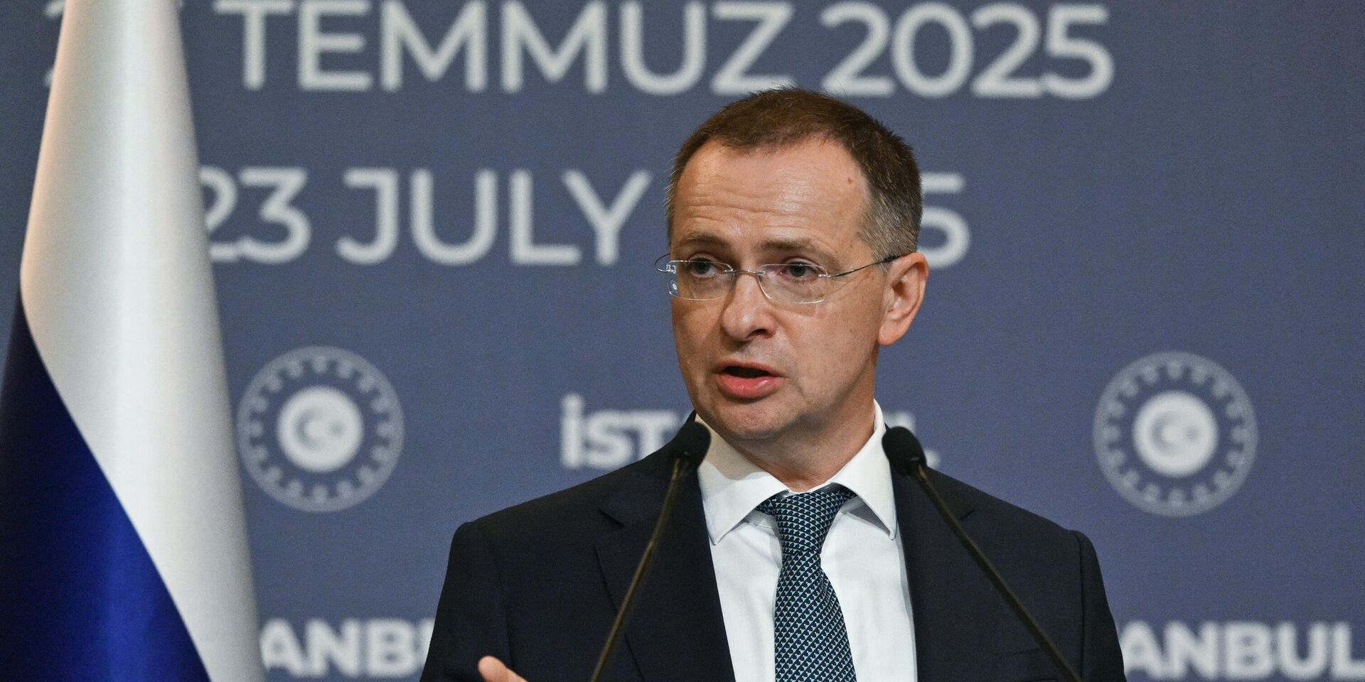 Помощник президента РФ Владимир Мединский во время пресс-подхода после завершения третьего раунда переговоров России и Украины - ИноСМИ, 1920, 24.07.2025