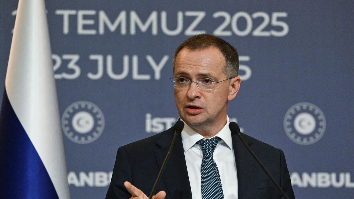 Помощник президента РФ Владимир Мединский во время пресс-подхода после завершения третьего раунда переговоров России и Украины