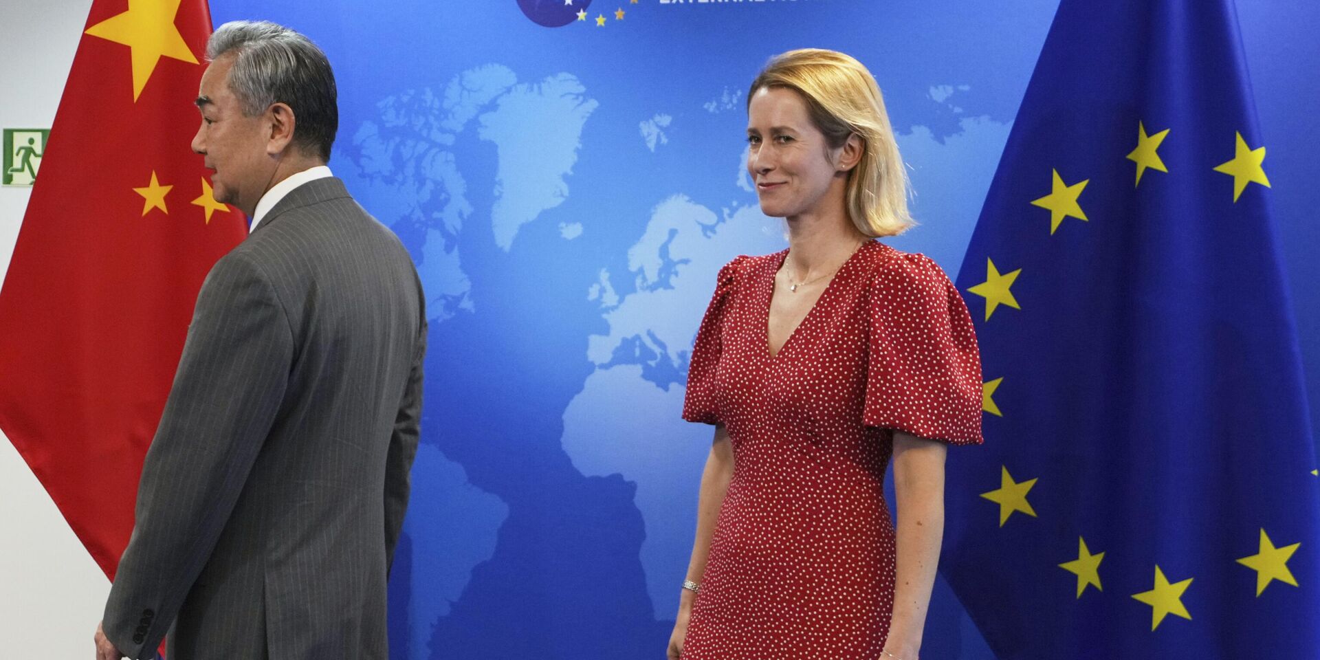 Глава внешнеполитического ведомства Европейского союза Кая Каллас и министр иностранных дел Китая Ван И перед встречей в Брюсселе 2 июля 2025 года - ИноСМИ, 1920, 24.07.2025
