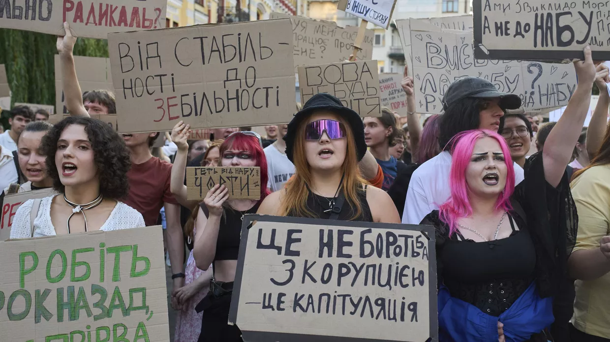 Акция протеста против нового законопроекта, предложенного Владимиром Зеленским по НАБУ и САП, с требованиями о восстановлении независимости антикоррупционных органов страны. Киев, 24 июля 2025 года.