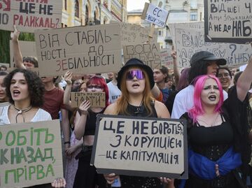 Акция протеста против нового законопроекта, предложенного Владимиром Зеленским по НАБУ и САП, с требованиями о восстановлении независимости антикоррупционных органов страны. Киев, 24 июля 2025 года.
