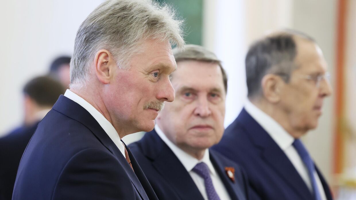 Пресс-секретарь президента РФ Дмитрий Песков, помощник президента Юрий Ушаков 