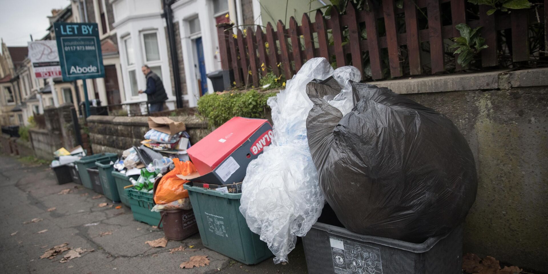 Мусор в мусорных баках в Бристоле, Англия, 6 января 2017 года - ИноСМИ, 1920, 28.07.2025