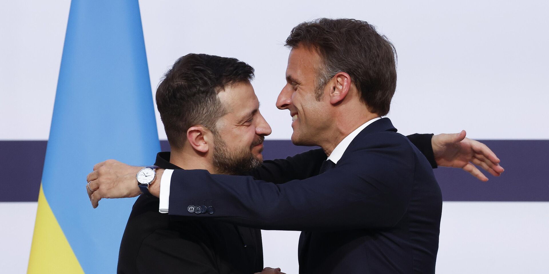 Президент Франции Эммануэль Макрон, справа, обнимает Владимира Зеленского во время совместной пресс-конференции в Елисейском дворце в Париже. 7 июня 2024 года. - ИноСМИ, 1920, 06.09.2025