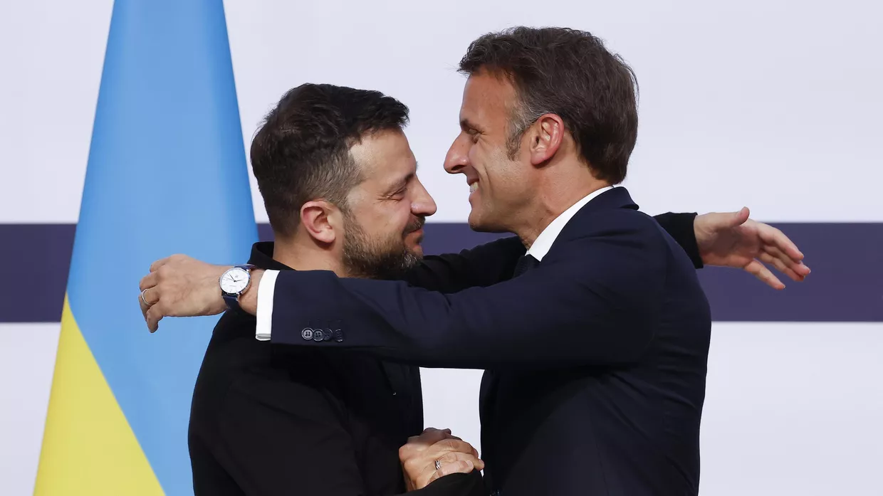 Президент Франции Эммануэль Макрон, справа, обнимает Владимира Зеленского во время совместной пресс-конференции в Елисейском дворце в Париже. 7 июня 2024 года.