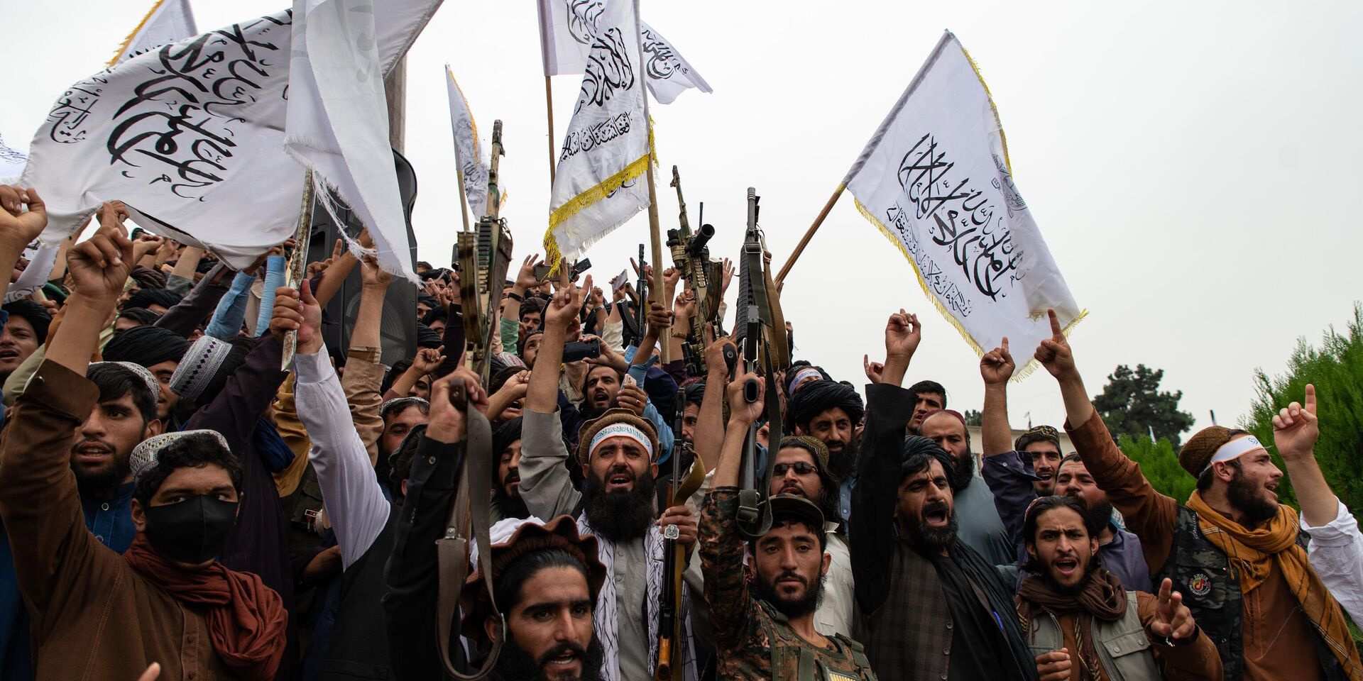 Афганцы размахивают флагами Исламского эмирата Афганистан во время празднования первой годовщины возвращения движения Талибан к власти .15 августа 2022 года, Кабул, Афганистан. - ИноСМИ, 1920, 02.08.2025