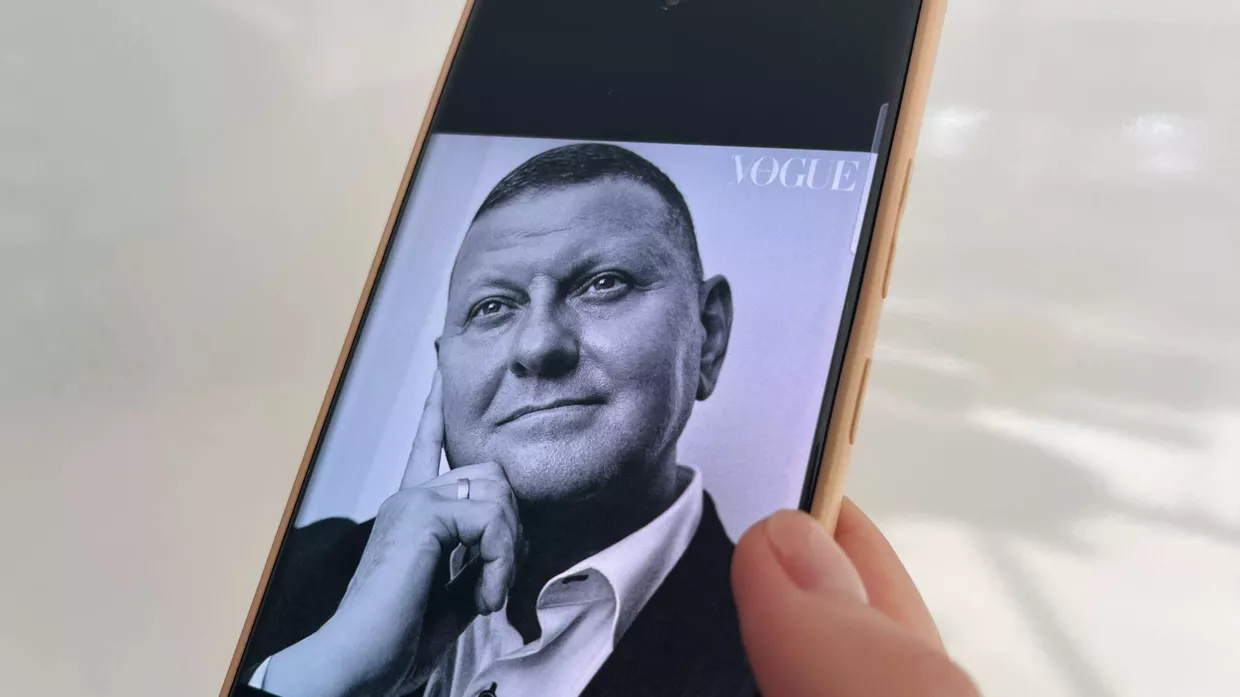 Залужный на обложке украинского Vogue на экране смартфона