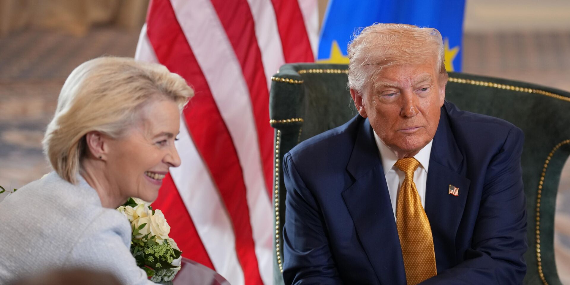 Председатель Европейской комиссии Урсула фон дер Ляйен и президент США Дональд Трамп в гольф-клубе Trump Turnberry 27 июля 2025 года в Тернберри, Шотландия. - ИноСМИ, 1920, 30.07.2025