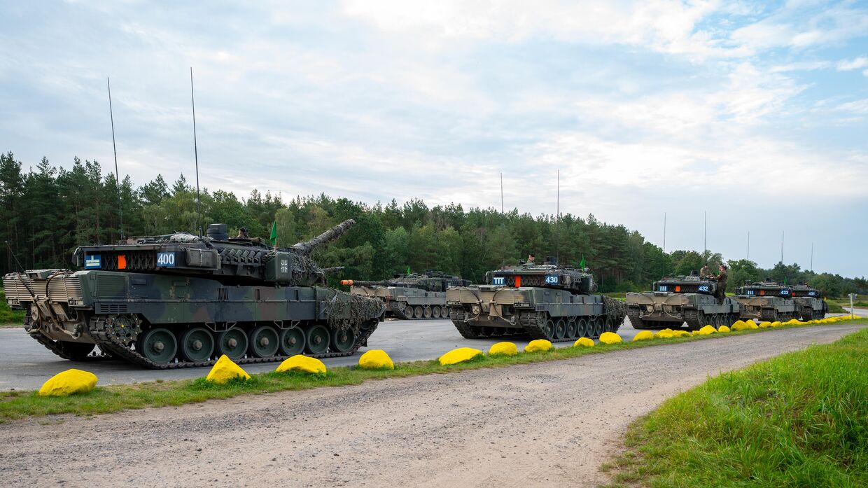 Танки Leopard 2 A7V вооруженных сил Германии стоят на тренировочном полигоне в Нижней Саксонии
