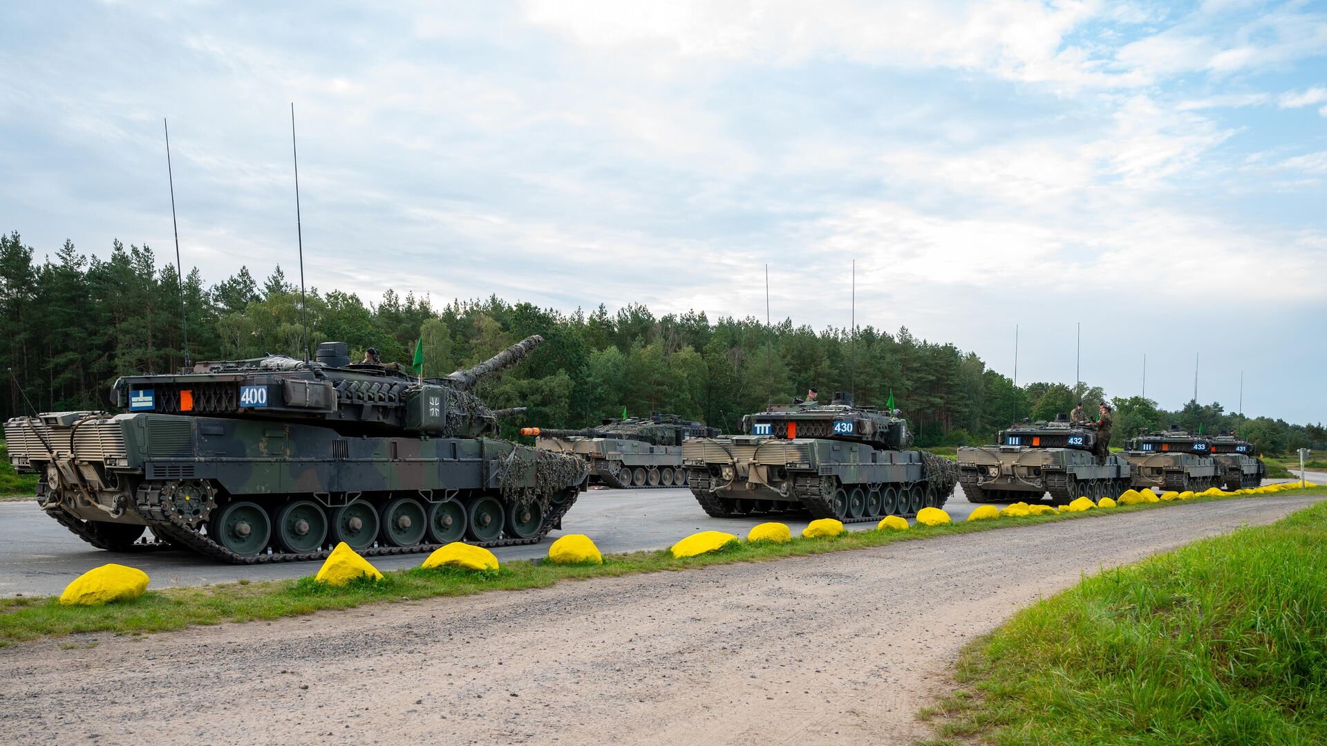 Танки Leopard 2 A7V вооруженных сил Германии стоят на тренировочном полигоне в Нижней Саксонии - ИноСМИ, 1920, 30.07.2025