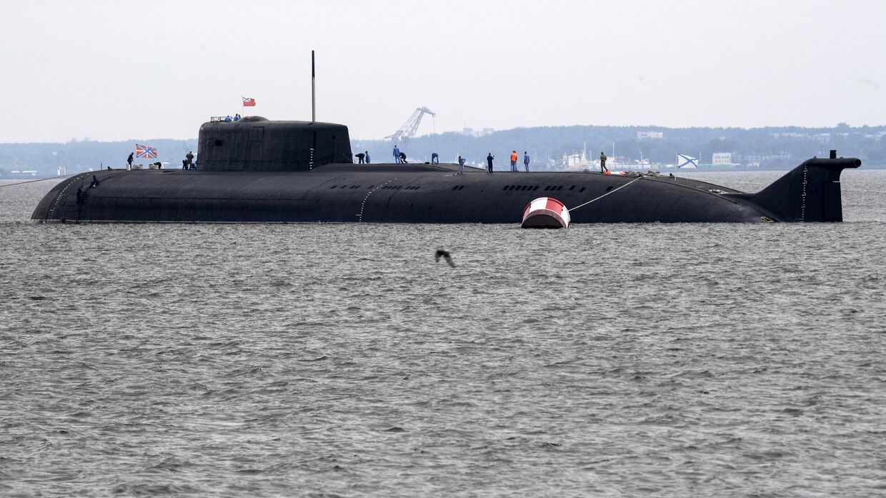 Атомный подводный ракетоносный крейсер Орёл после завершения репетиции парада в честь Дня Военно-морского флота в Кронштадте