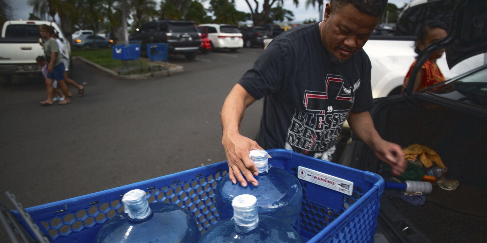 Житель штата Вашингтон готовится к угрозе цунами, Гавайи, 29 июля 2025 года - ИноСМИ, 1920, 30.07.2025