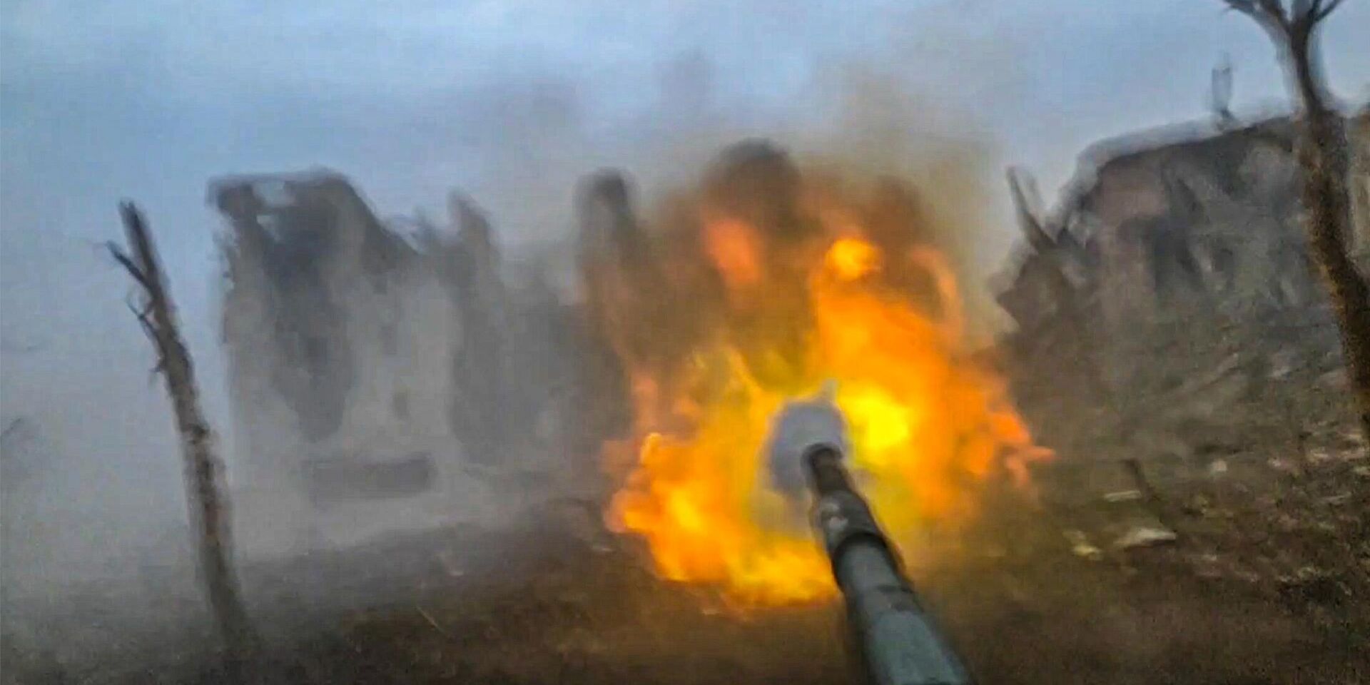 Танкисты группировки войск Центр работают прямой наводкой по позициям ВСУ на Покровском направлении. Скриншот с видео. - ИноСМИ, 1920, 24.08.2025