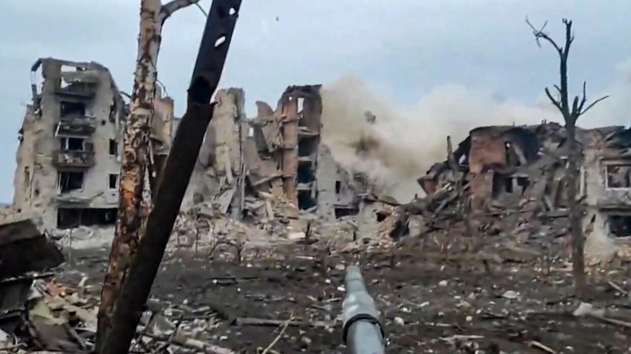 Танкисты группировки войск Центр работают прямой наводкой по позициям ВСУ на Покровском направлении. Скриншот с видео.