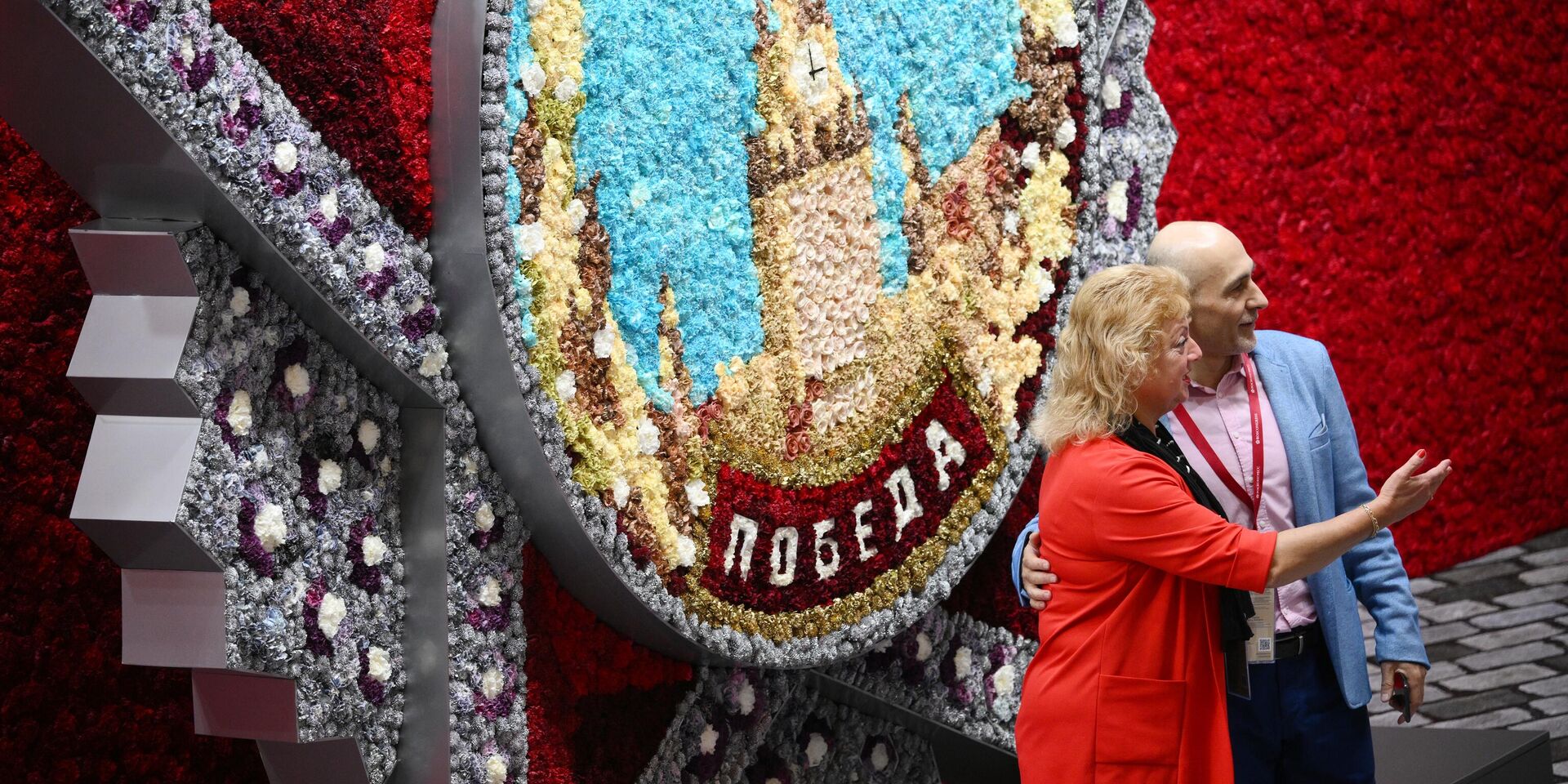 Посетители позируют рядом со стендом российского производителя удобрений Уралхим на Петербургском международном экономическом форуме 2025 года - ИноСМИ, 1920, 31.07.2025