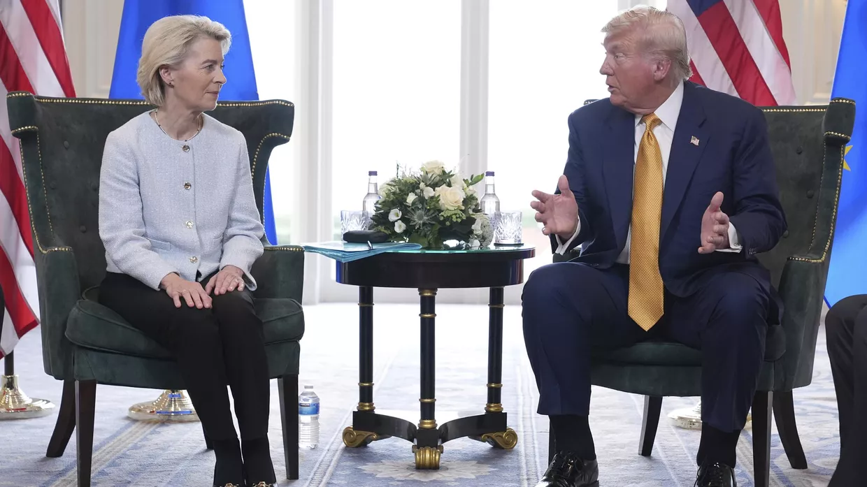 Президент Дональд Трамп и председатель Европейской комиссии Урсула фон дер Ляйен во время встречи в Trump Turnberry, Шотландия