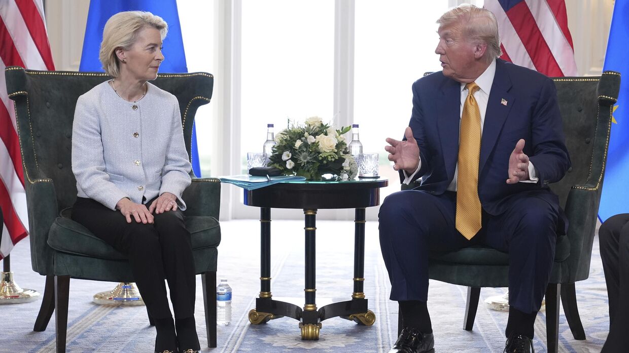 Президент Дональд Трамп и председатель Европейской комиссии Урсула фон дер Ляйен во время встречи в Trump Turnberry, Шотландия
