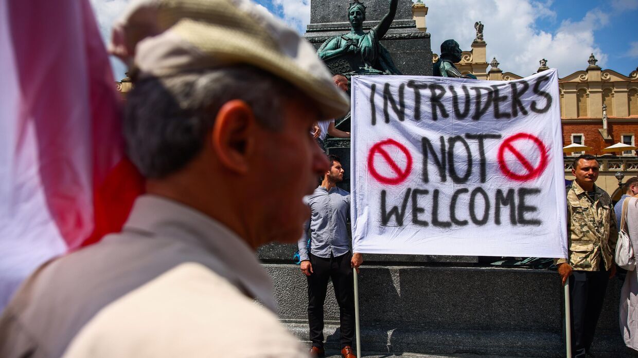 Баннер Посторонним вход воспрещен на антииммиграционной акции протеста в Кракове, Польша, 19 июля 2025 года. Демонстранты требовали закрытия границ с Литвой, Украиной, Беларусью и Словакией.