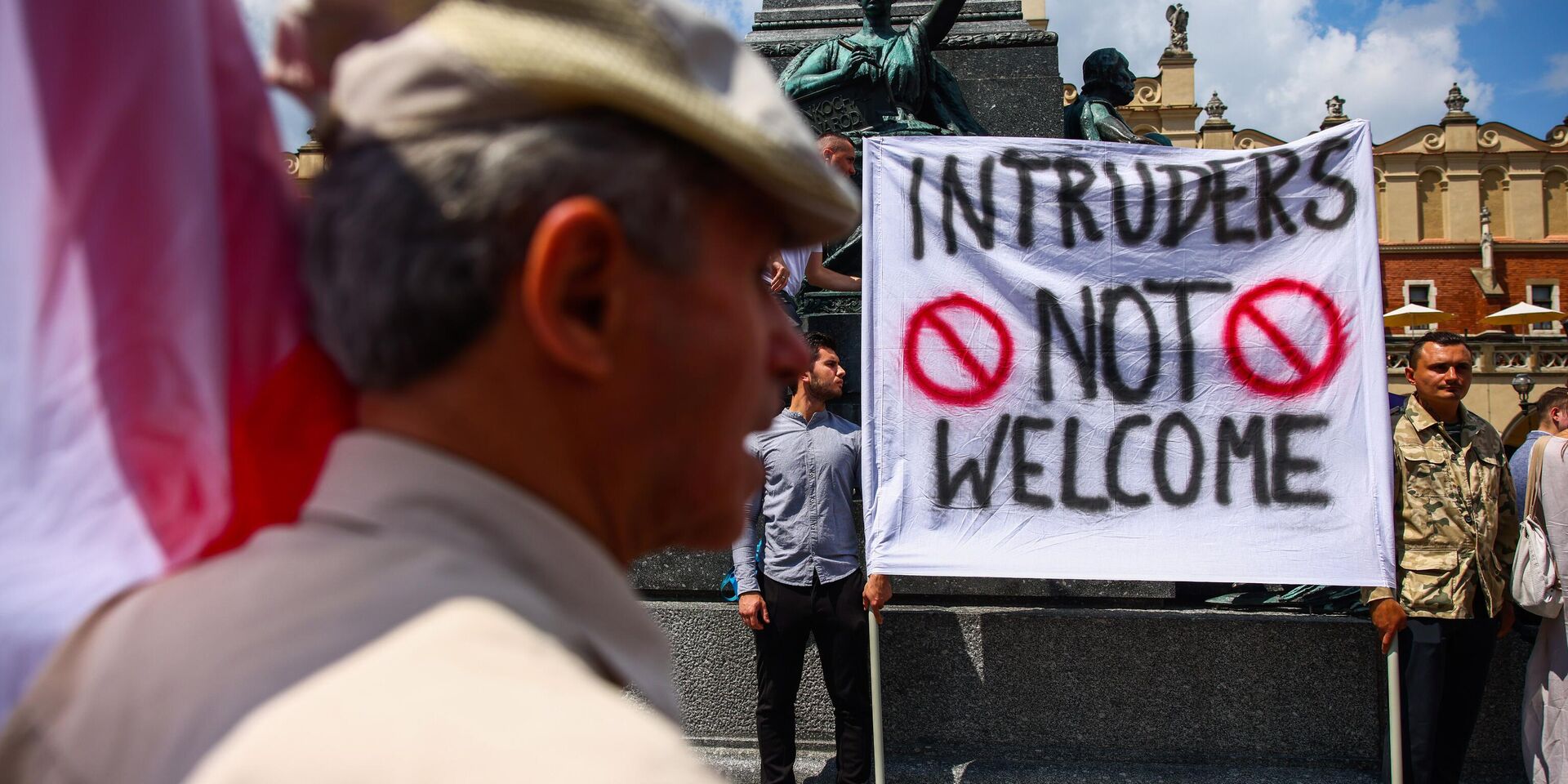 Баннер Посторонним вход воспрещен на антииммиграционной акции протеста в Кракове, Польша, 19 июля 2025 года. Демонстранты требовали закрытия границ с Литвой, Украиной, Беларусью и Словакией. - ИноСМИ, 1920, 01.08.2025