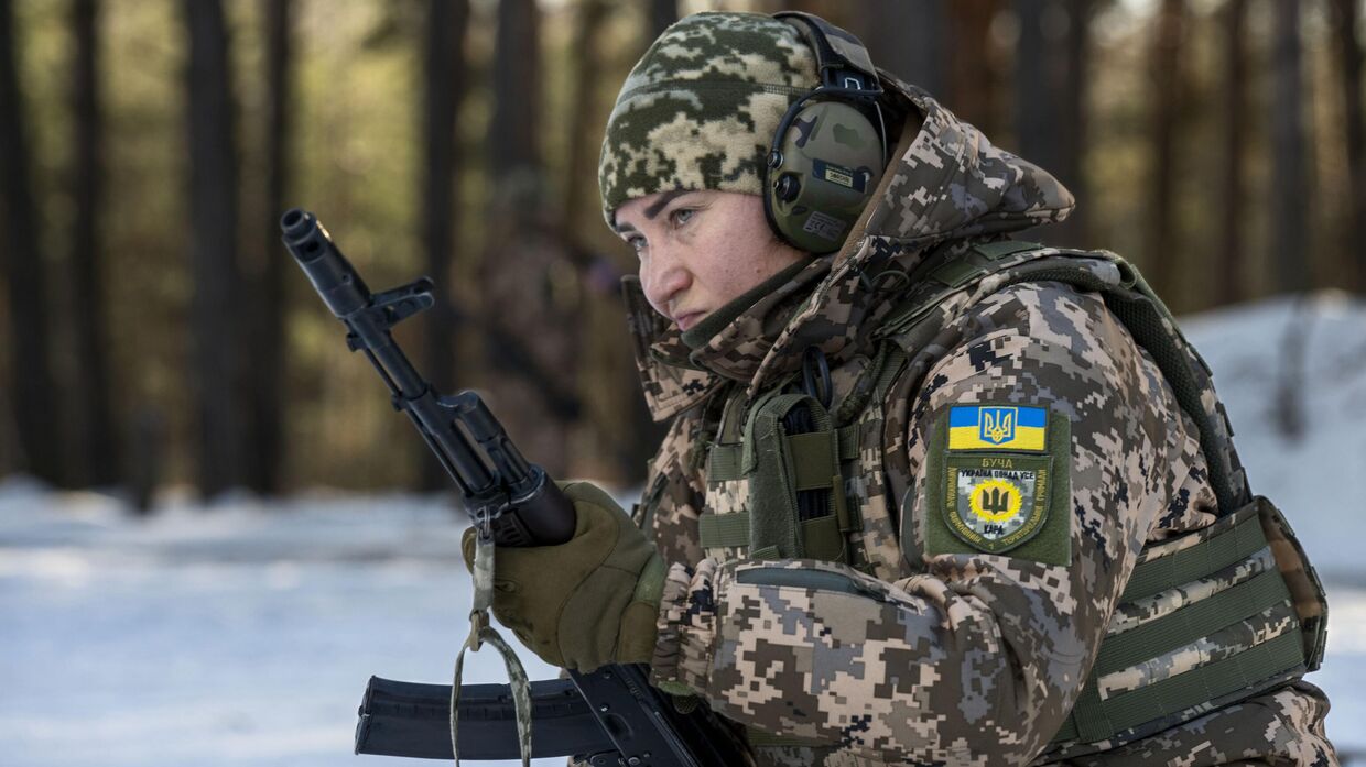 Группа женщин-добровольцев проходит подготовку по тактической стрельбе на Украине. 8 февраля 2025 года