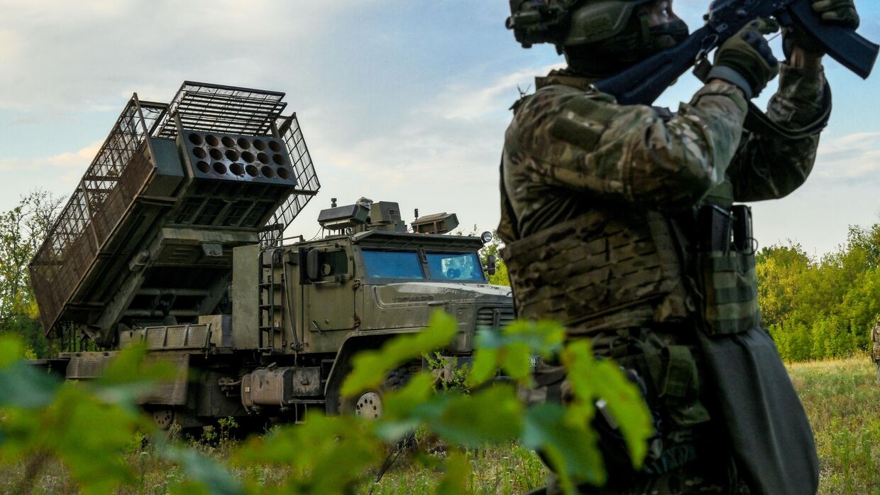 Военнослужащий группы воздушного прикрытия защищает от дронов огнеметную систему ТОС-2 Тосочка группировки войск Центр на Красноармейском направлении