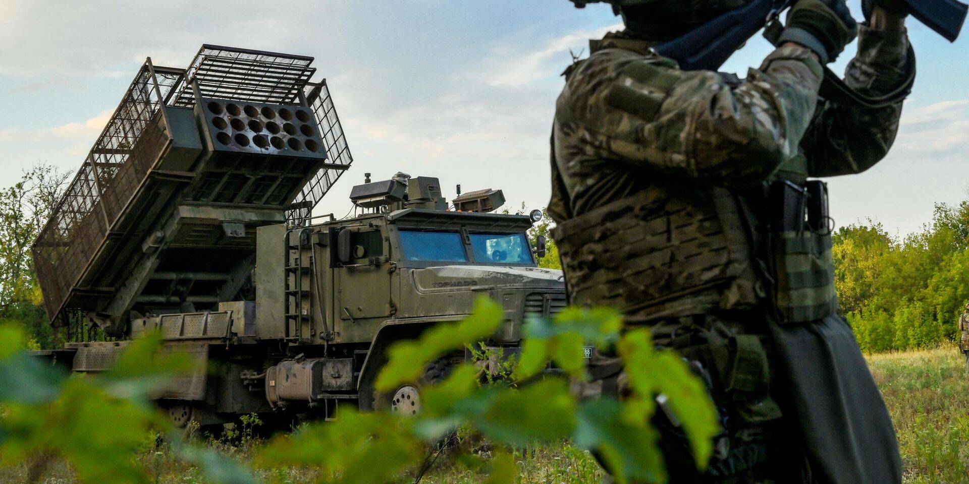 Военнослужащий группы воздушного прикрытия защищает от дронов огнеметную систему ТОС-2 Тосочка группировки войск Центр на Красноармейском направлении - ИноСМИ, 1920, 02.08.2025